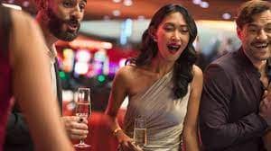 Dealer kasino langsung berbicara dengan pemain secara online melalui streaming HD