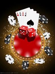 Dealer kasino langsung sedang mengocok kartu dengan latar cahaya mewah